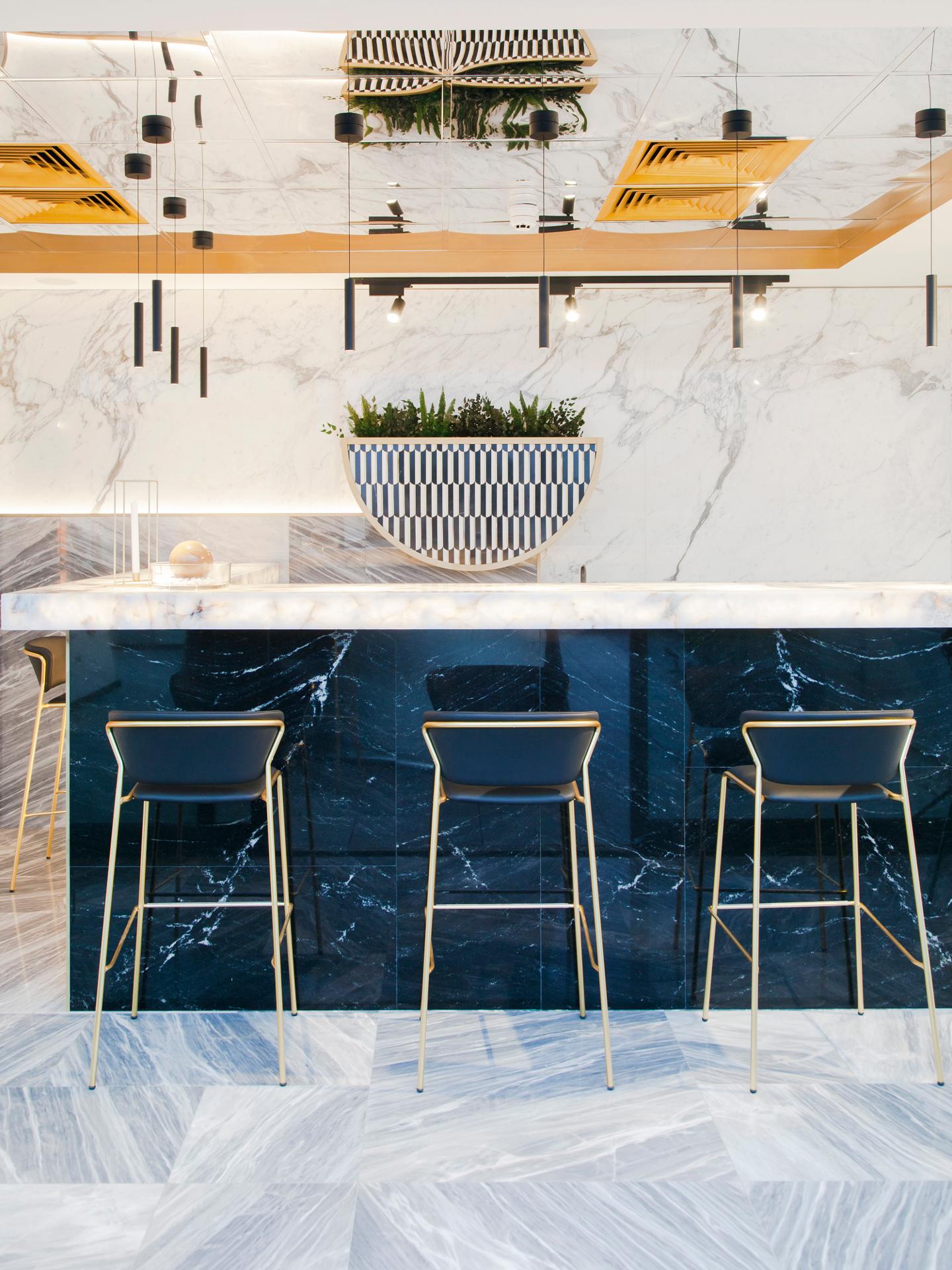 lyxig bar i bla marmor med guldstolar