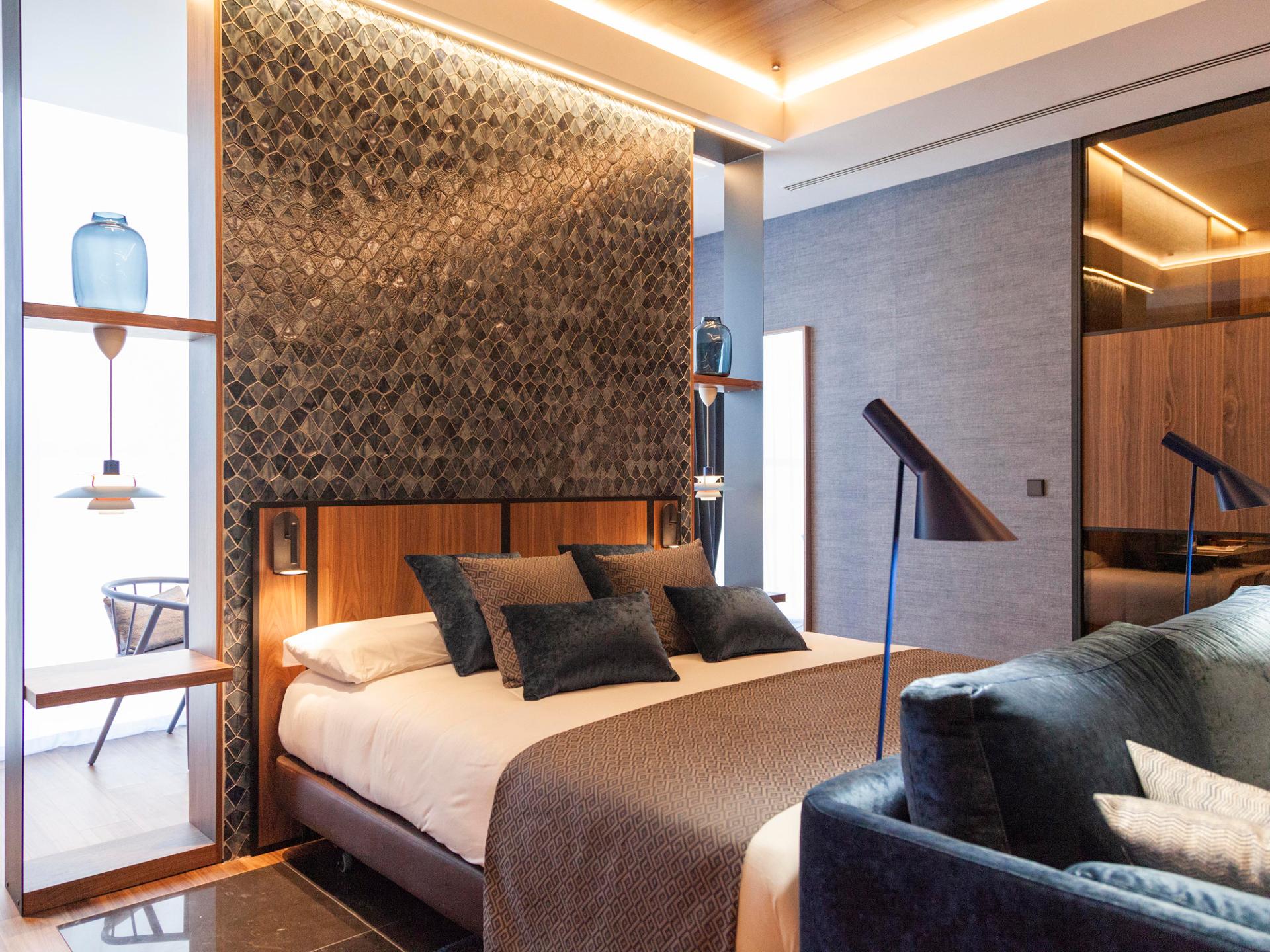 hotellsovrum med mosaikklädd fondvägg