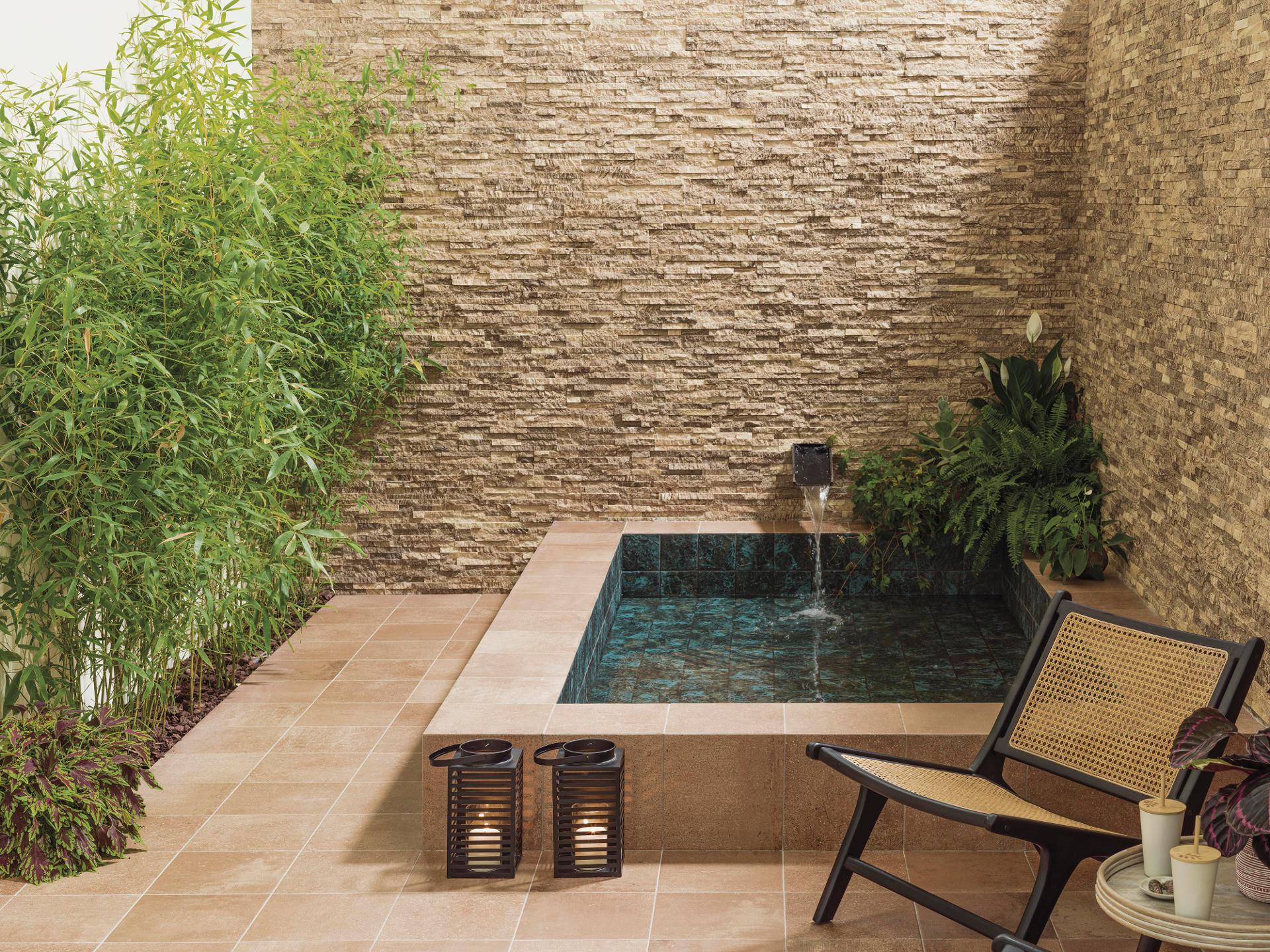 innergård med spa-pool och bambu