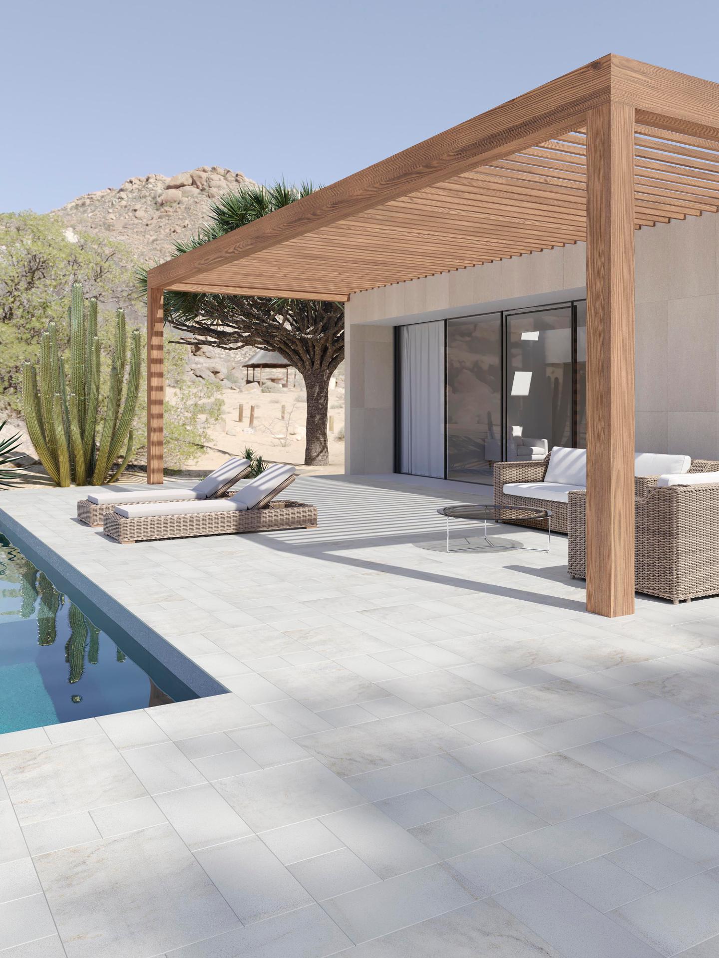 pool och pergola i ökensolljus